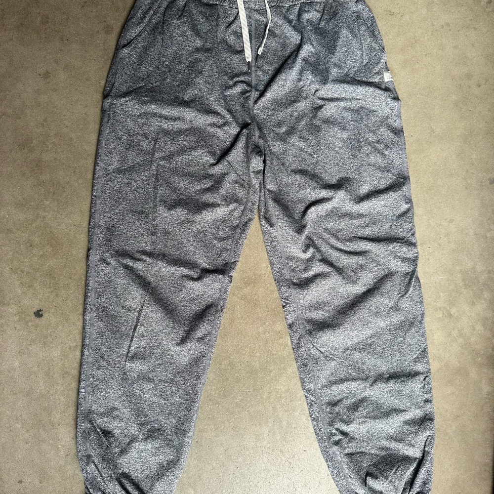 Vuori Boyfriend Jogger in Heather Grey